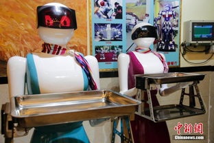 南宁餐厅现机器人服务员 顾客纷纷拍照