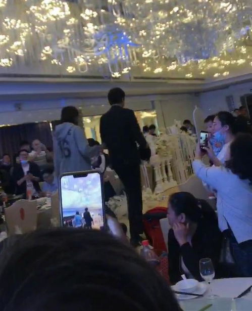 邓超鹿晗现身武汉婚礼,两人假扮服务员和摄影师潜入宴席