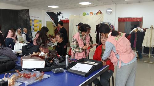 定格最美 夕阳红 长春净月高新区潭西社区开展公益摄影进社区志愿服务活动