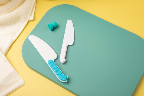 绿色儿童餐具母婴用品摄影图 st摄影