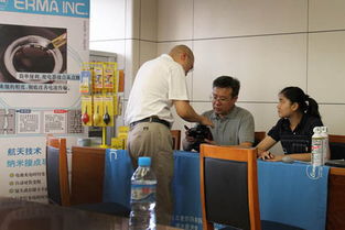 爱尔玛为新华社国庆记者进行相机养护服务