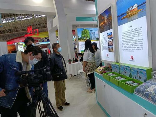 鄂州华仁堂艾芽茶首次参加中博览会,吸引了不少市民和媒体的关注