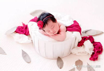 【聊城半寸时光儿童摄影】新生儿到底应该多抱抱还是多躺躺呢?