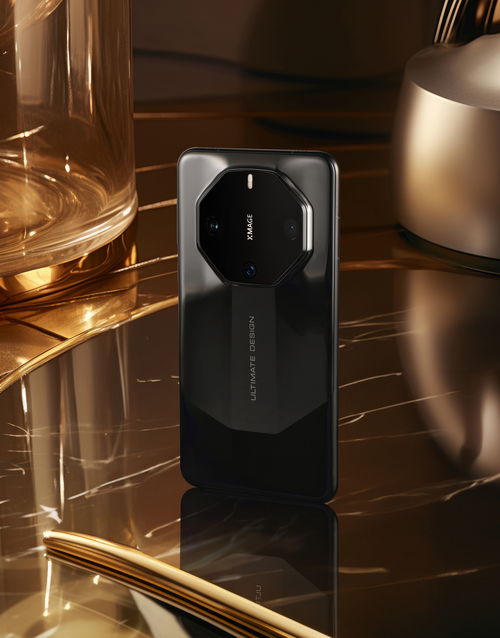 华为mate 60 rs 非凡大师和 huawei watch ultimate design 非凡大师,和摄影师一起共创了制作了一组图 在摄影世界里,我眼中的非凡的大师不仅仅是技术的高手,更是情感的传递者 他们用影像记录生活的美好和瞬间的感动,他们的作品