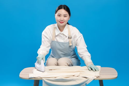 蓝底熨衣服保洁服务女性人物摄影图 摄影
